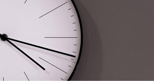 Image d'une horloge sur un mur gris
